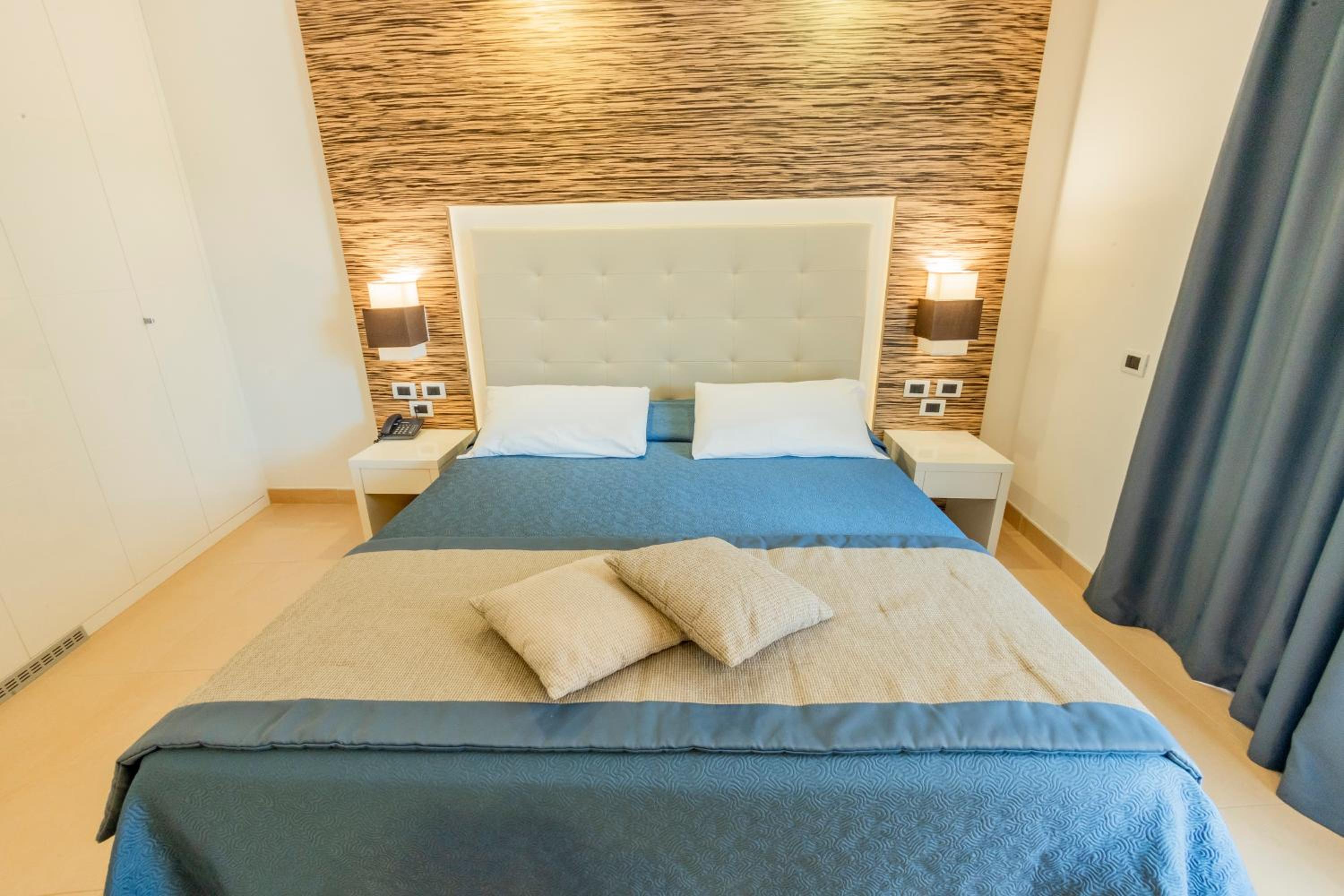 جناح جونيور بشرفة، Prince Franklyn Hotel 3/10
