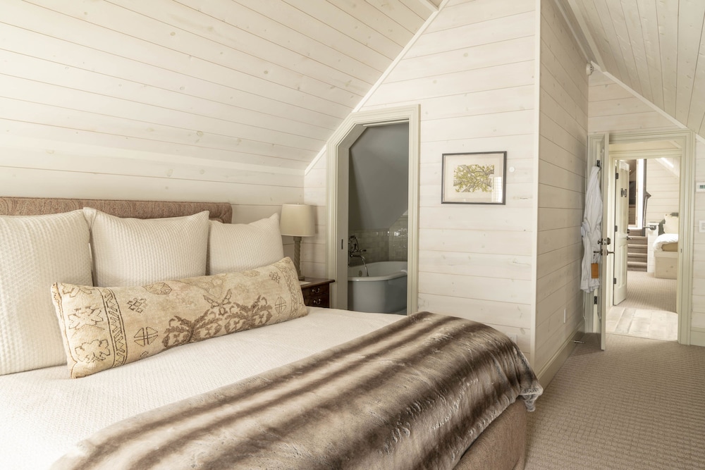 Eleven Experience Scarp Ridge Lodge 5/50