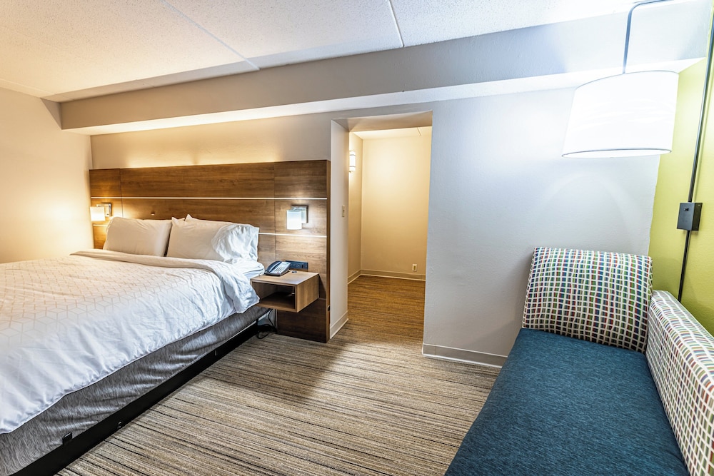 غرفة قياسية بسرير كينج بمنطقة جلوس، Holiday Inn Express Indianapolis South 6/10