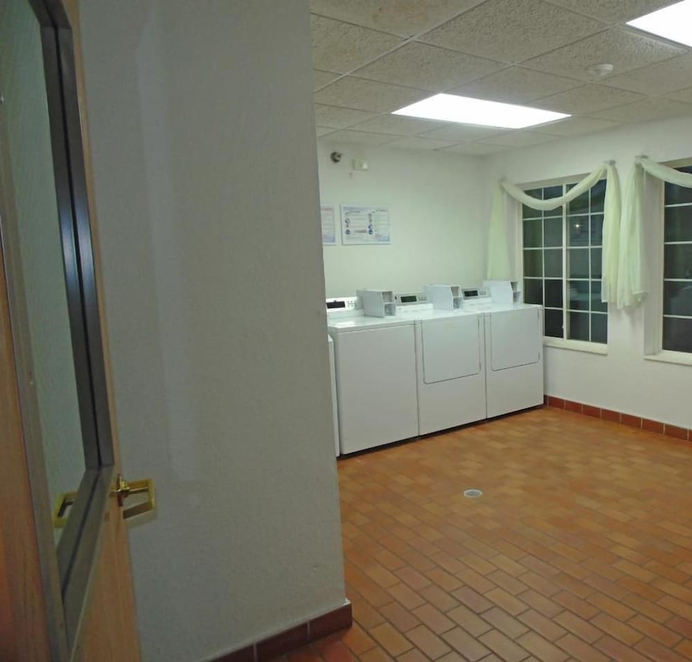 American Inn and Suites Houghton Lake 16/59