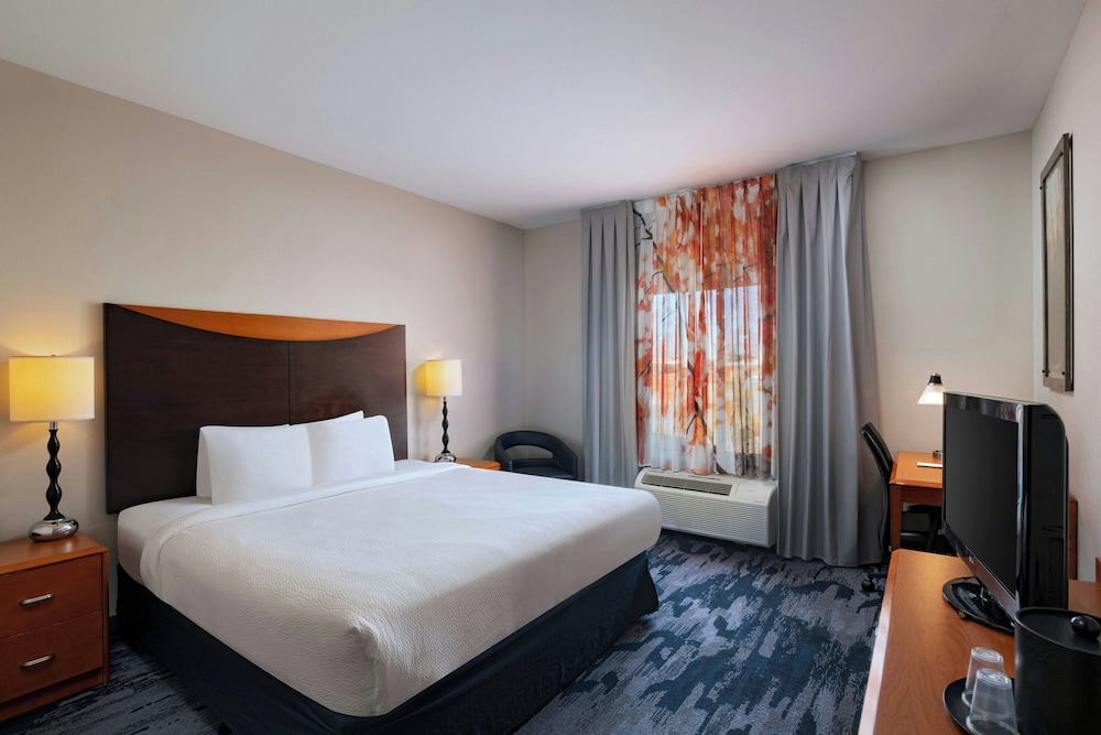 Suite, King Bed, Sofa, Accessible