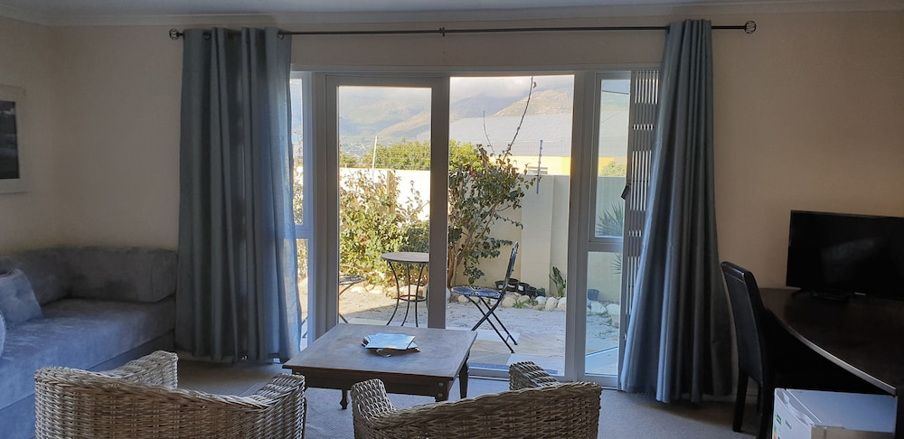 Hout Bay Breeze 24/50