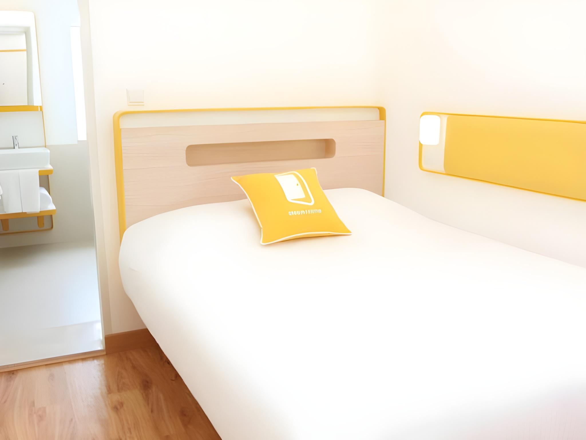 ROOM, QUEEN BED