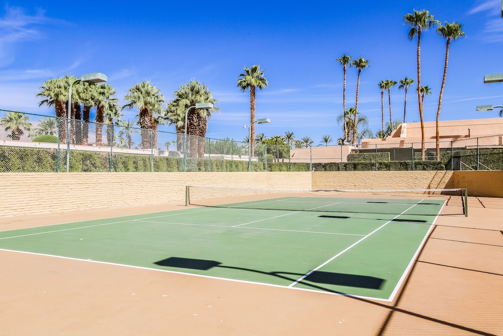 Desert Isle Of Palm Springs 26/50
