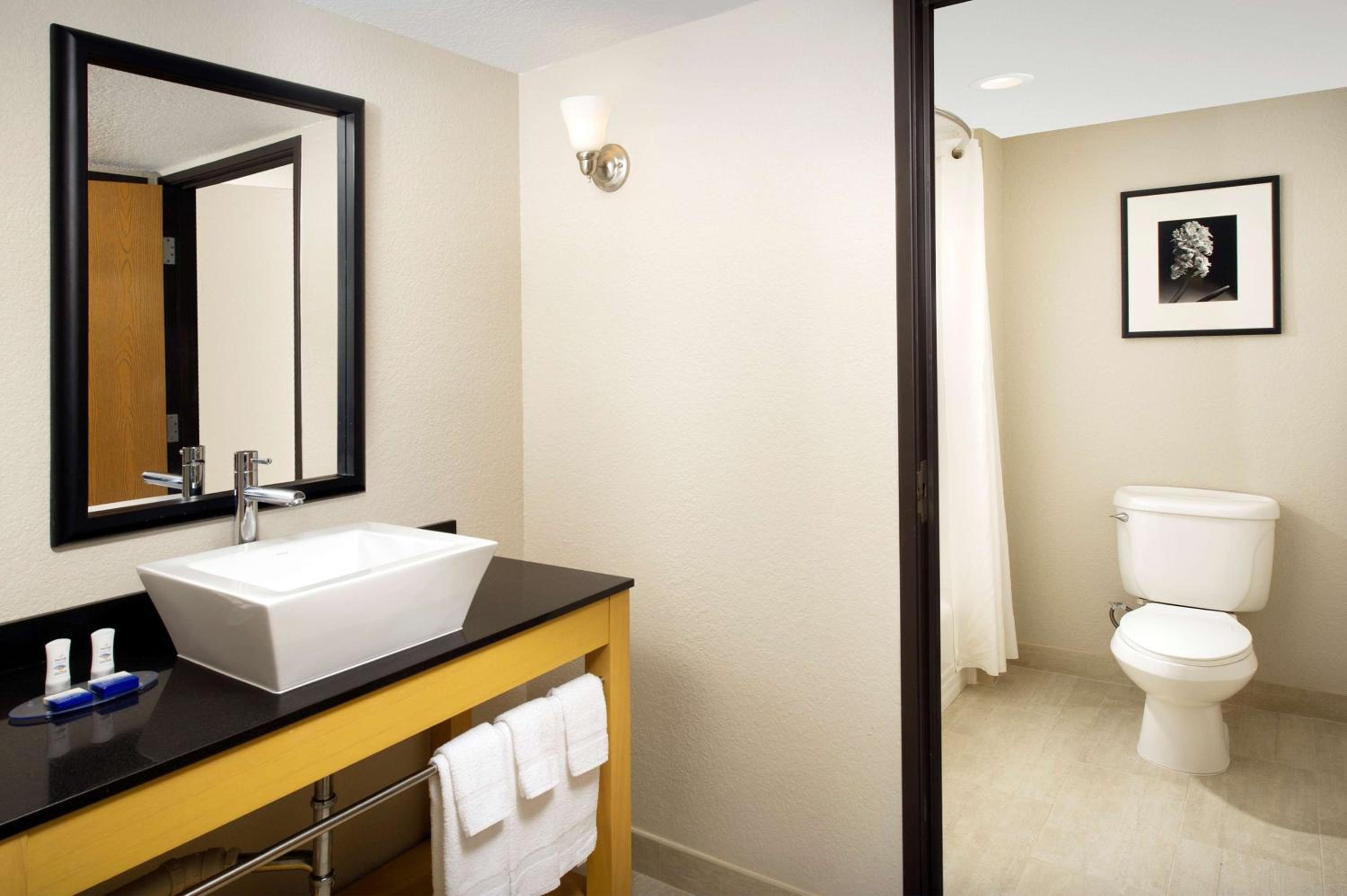 جناح بسريرين كوين وسرير كوين مع أريكة، Best Western Alamo Suites 3/5