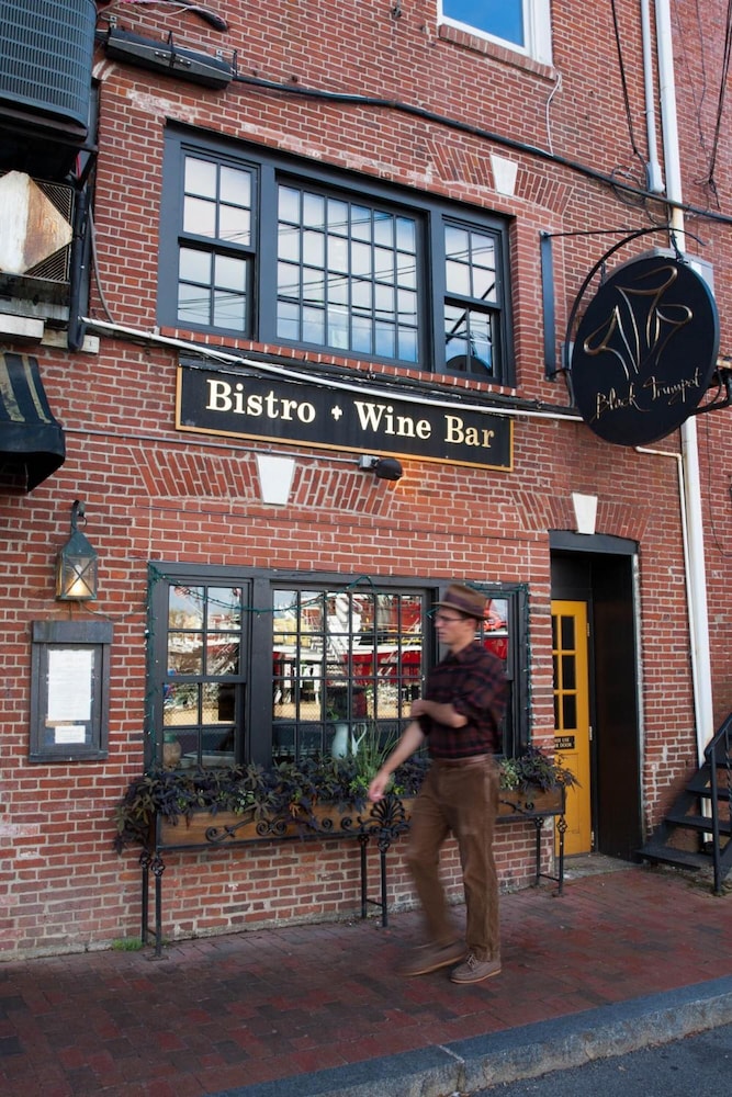 Ale House Inn 2/30