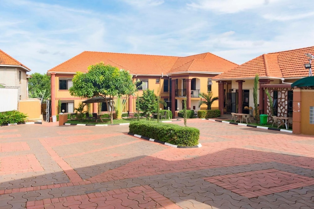 Pavillion Hotel 37/45