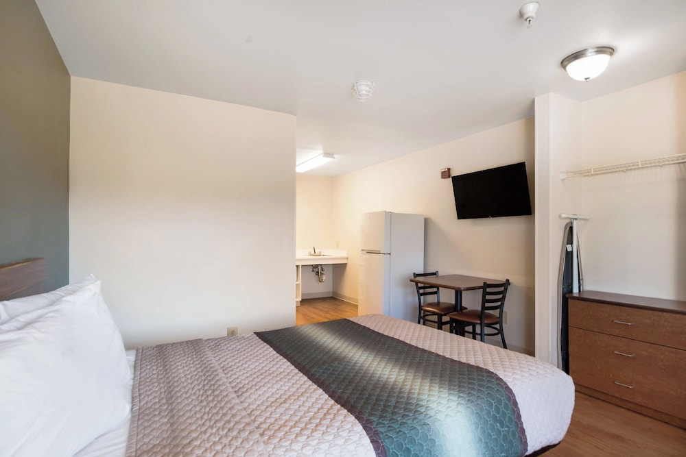 HomeTowne Studios By Red Roof Colorado Springs - Airport 12/27