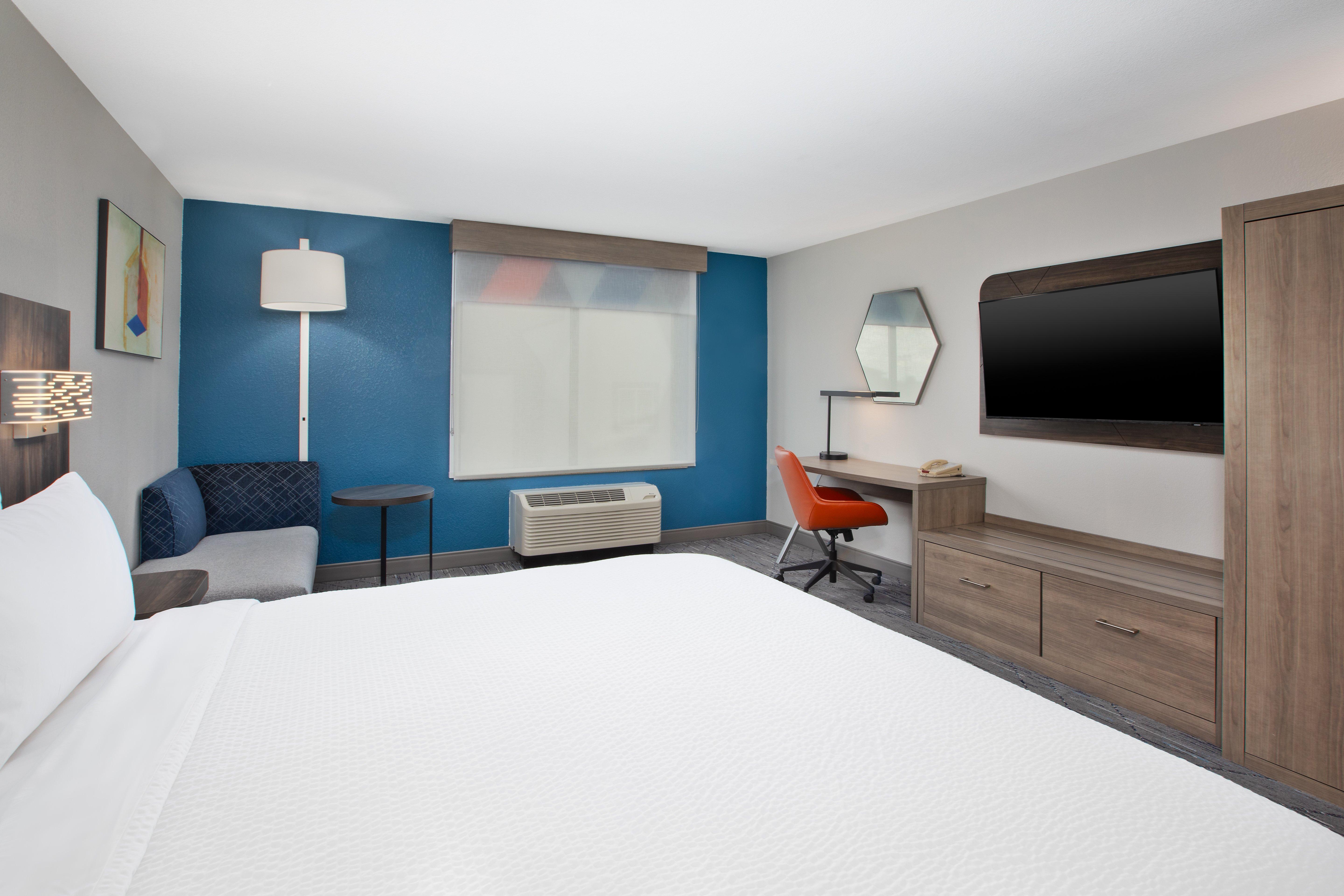 Room, King Bed, Holiday Inn Express Hotel And Suites Buffalo 3/5