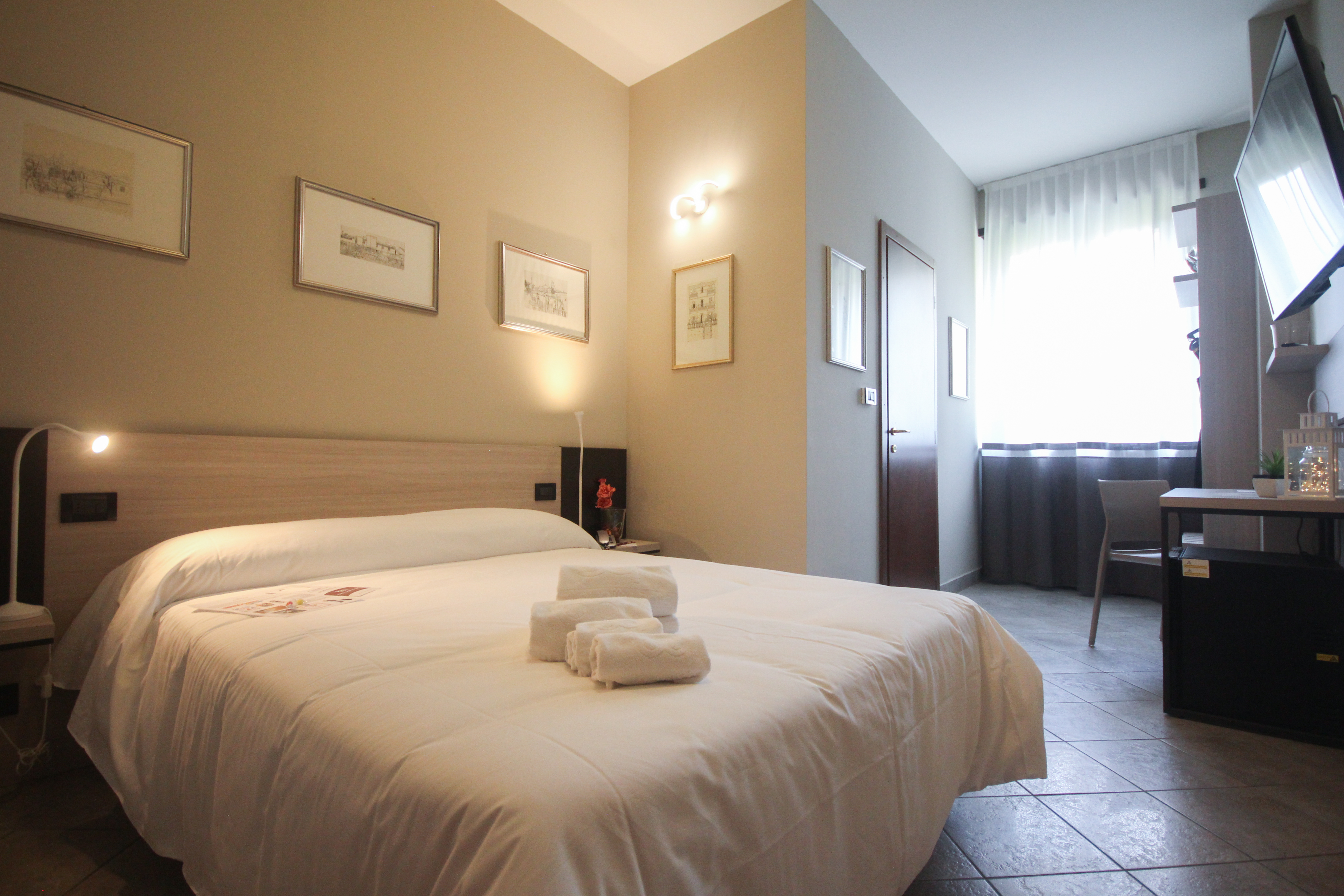ROOM, SINGLE, DOUBLE BED