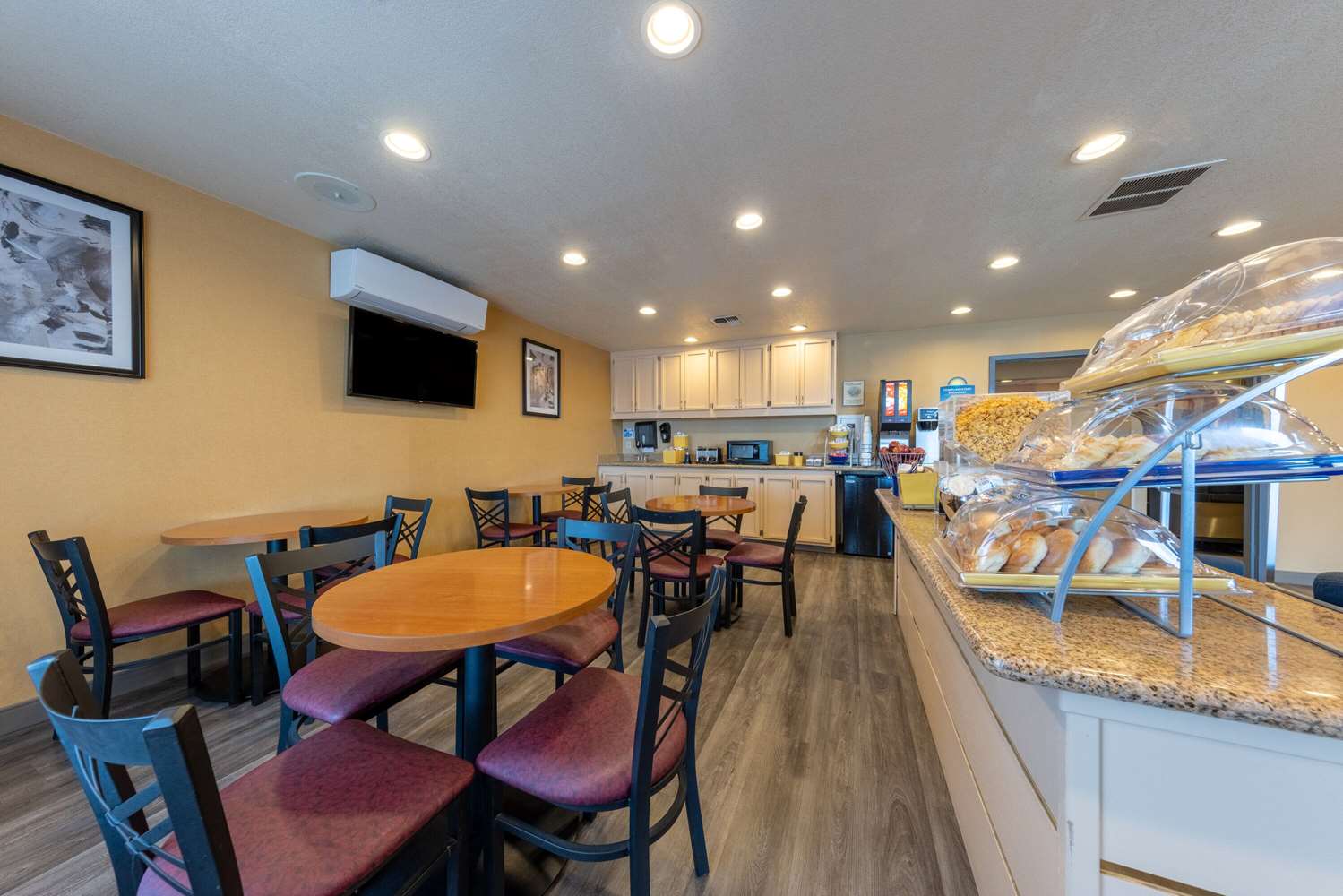 Days Inn by Wyndham Lathrop 26/37