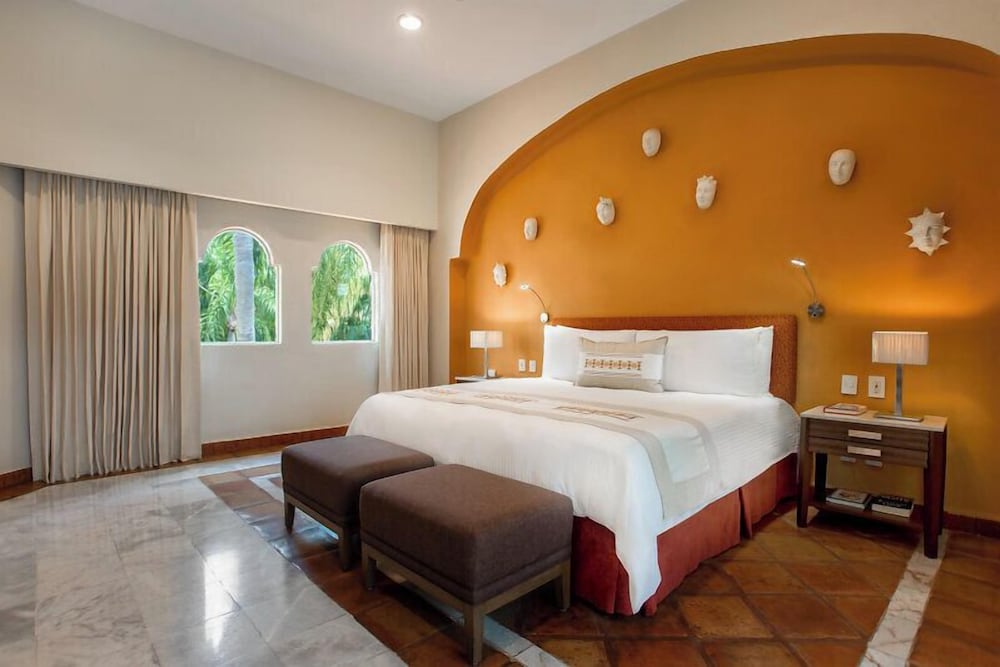 1 Bedroom, Ambassador, Suite, King Bed