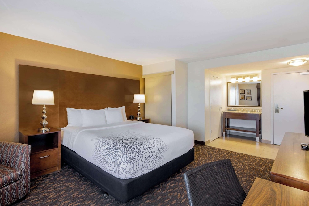 غرفة بسرير كينج، La Quinta Inn & Suites by Wyndham Oakland - Hayward 2/7