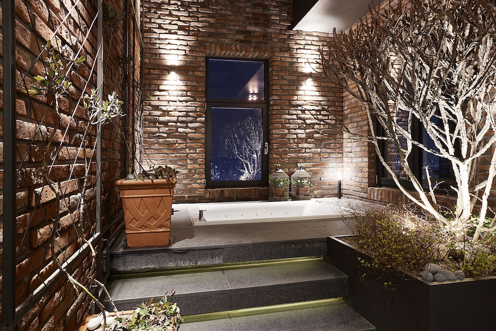 9 BRICK HOTEL 42/71