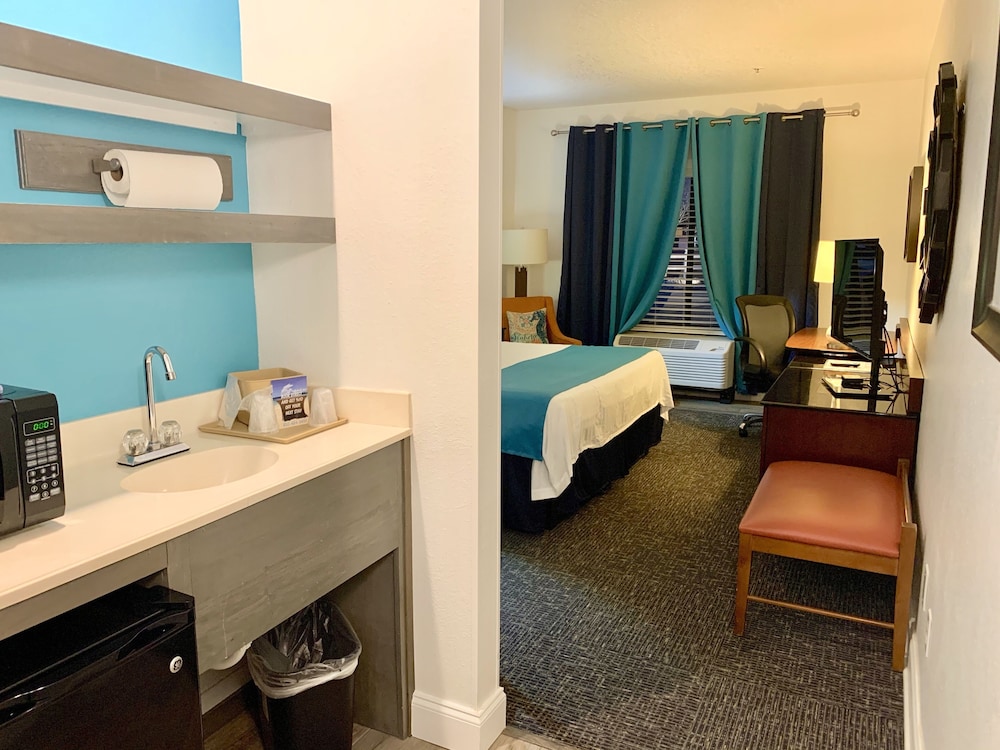 Hotel Pensacola 61/65
