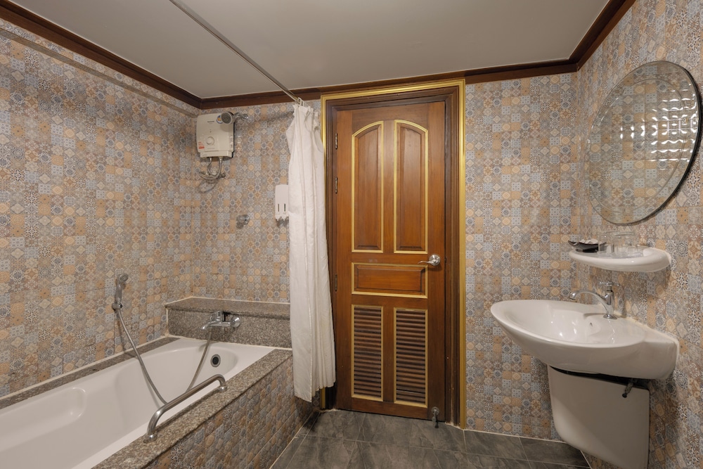 Erawan Hotel 66/66