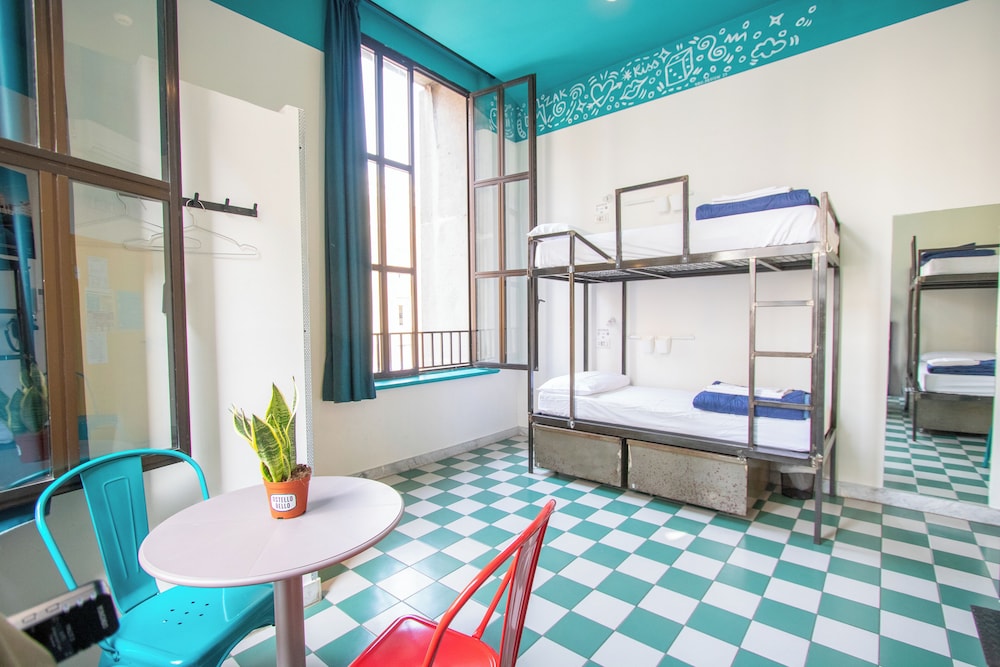 Female Dorm, 4 People, 2 Bunk Beds, Shared Bathroom 4/4