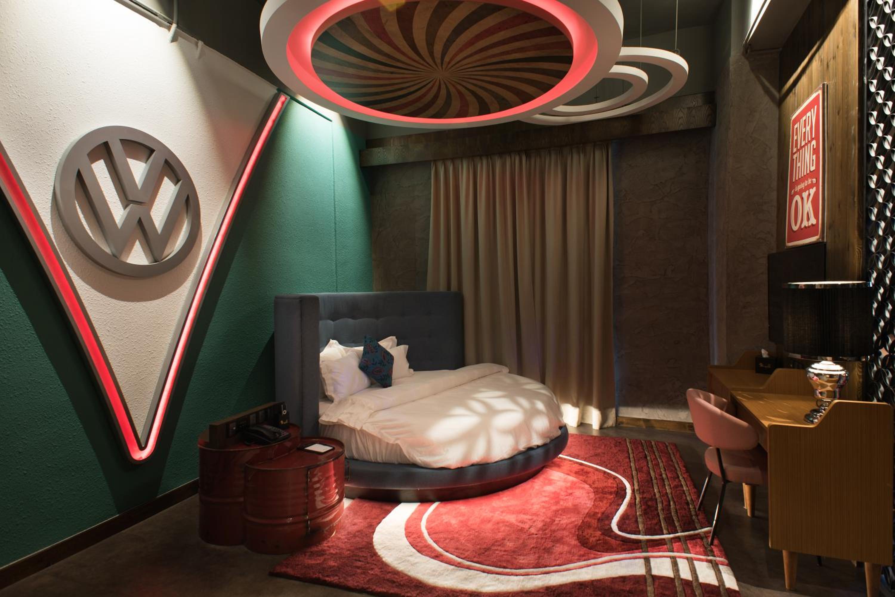 Theme, Double Bed