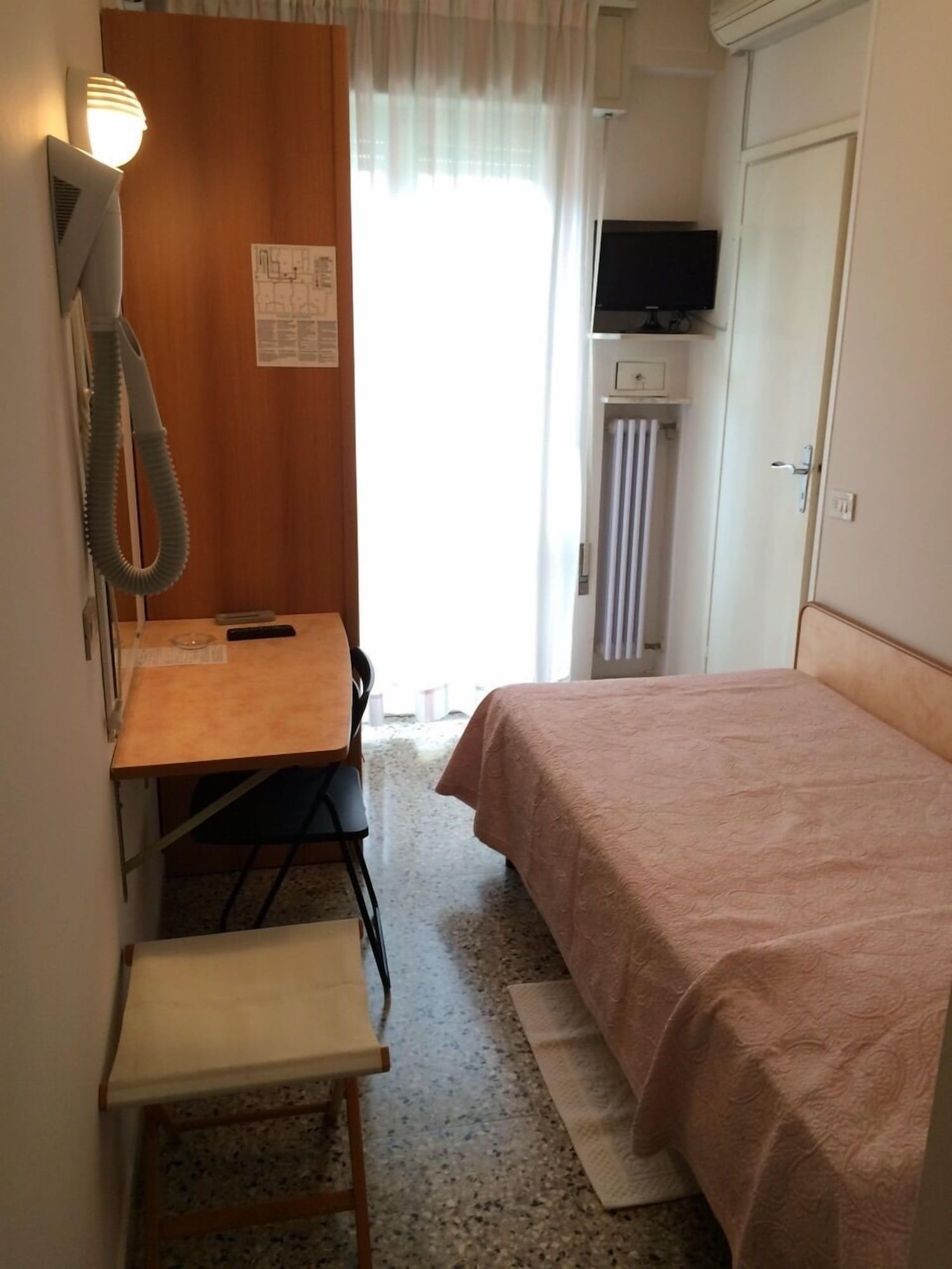 ROOM, SINGLE