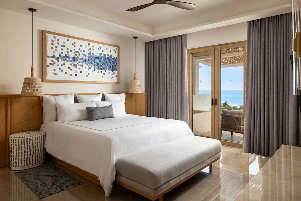 Preferred Club, Master, Suite, King Bed, Ocean View