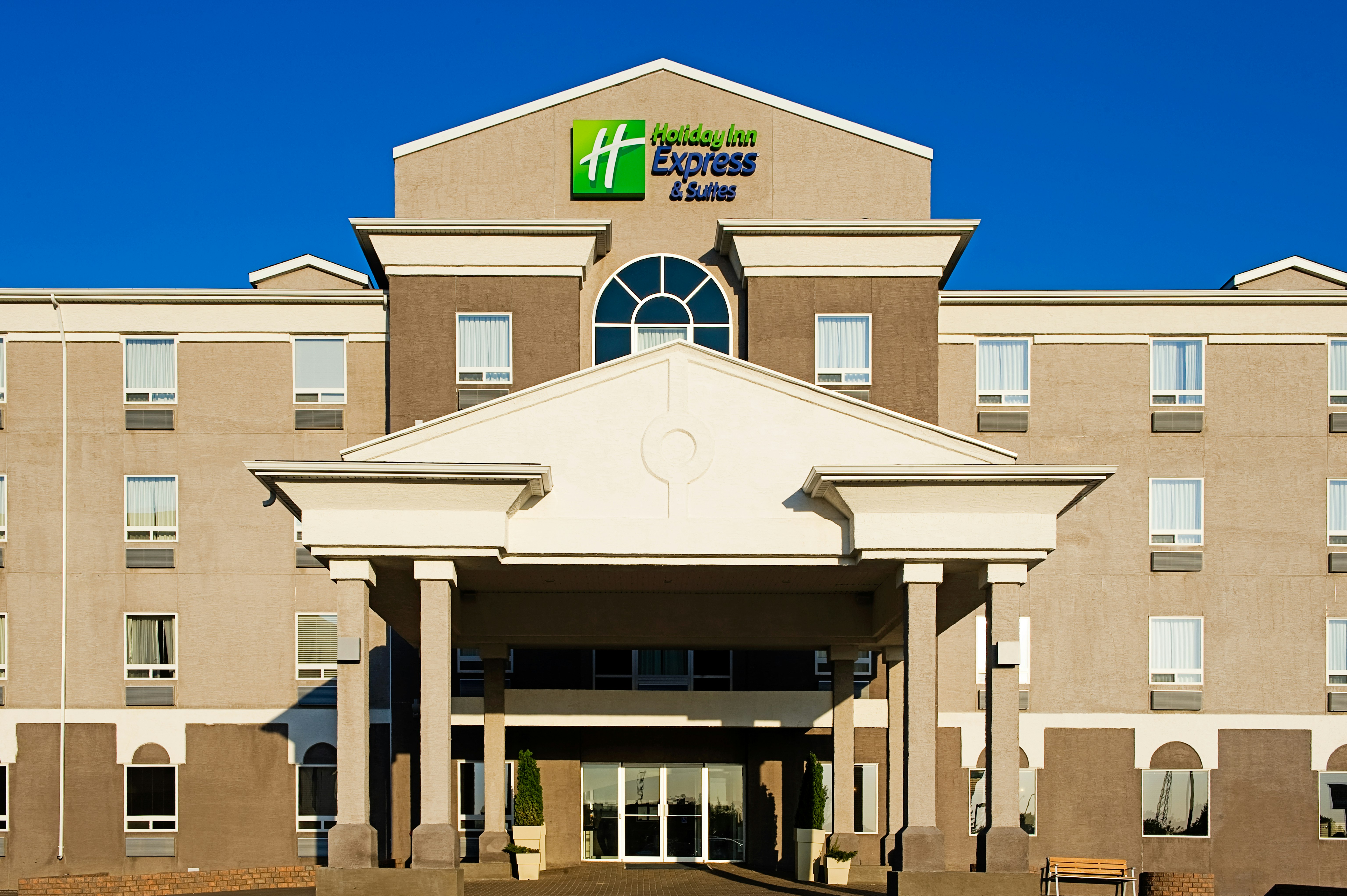 Holiday Inn Express Suites South 5/73