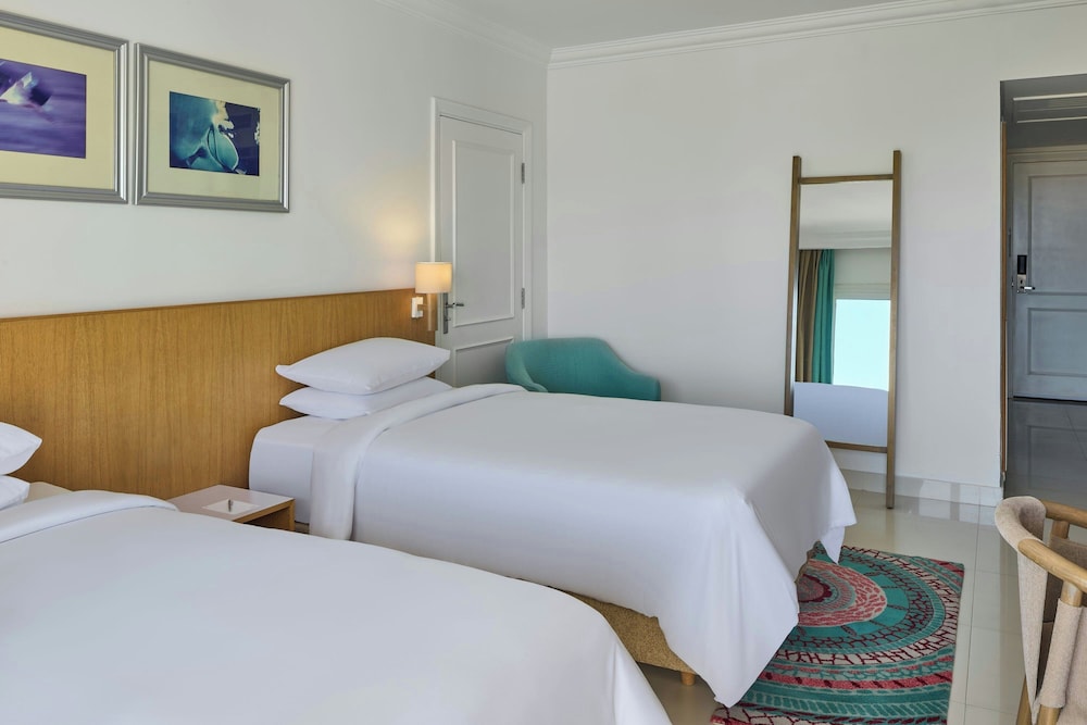 غرفة بريميوم بسريرين منفصلين بإطلالة على البحر بشرفة، Renaissance Sharm El Sheikh Golden View Beach Resort 4/10