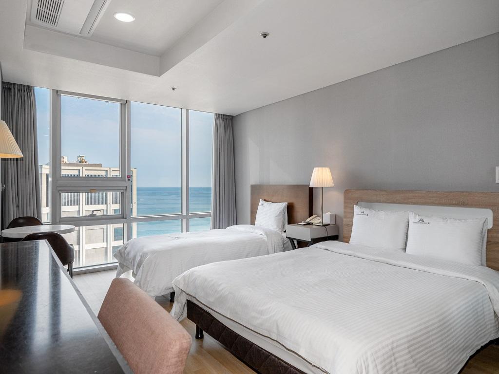 غرفة عائلية بسريرين منفصلين بإطلالة جزئية على البحر، Haeundae Seacloud Hotel Residence 2/2
