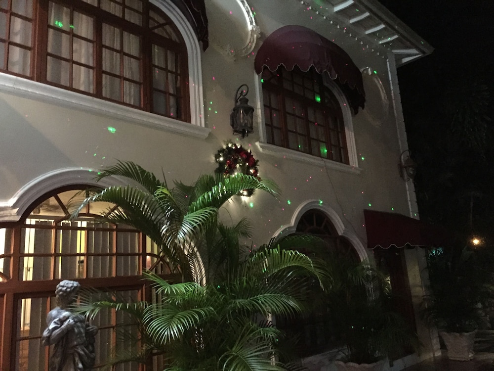Rayon Hotel 3/48