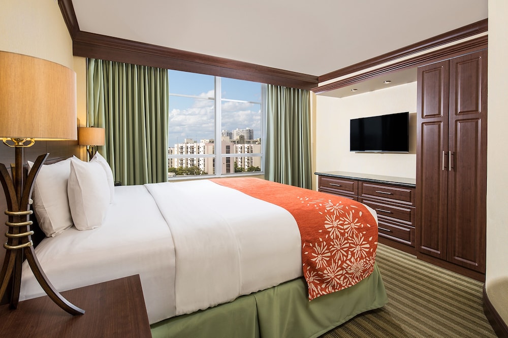 The Sunny Miami Sunny Isles Beach, Curio Collection by Hilton 26/34