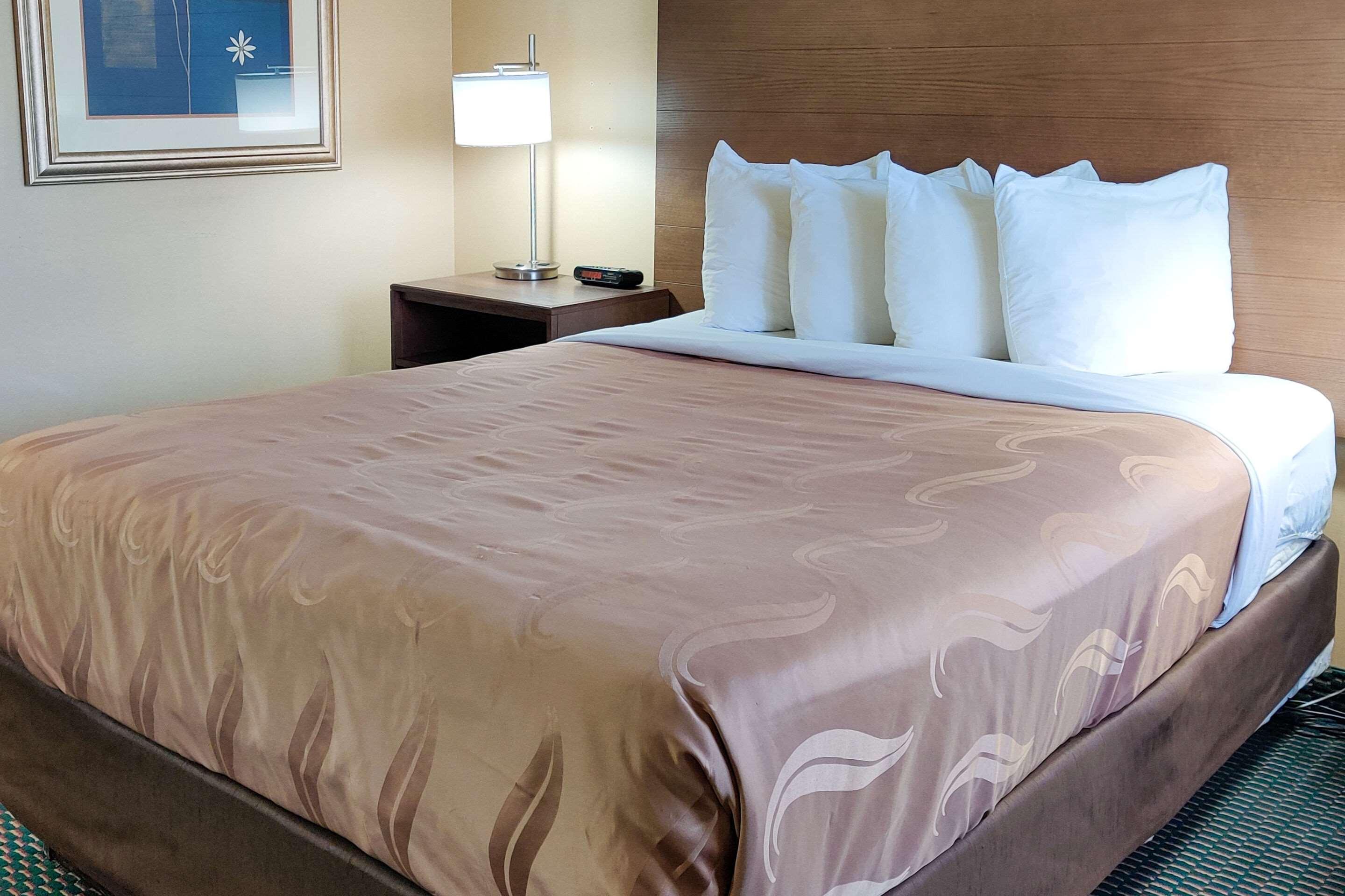 ROOM, QUEEN BED