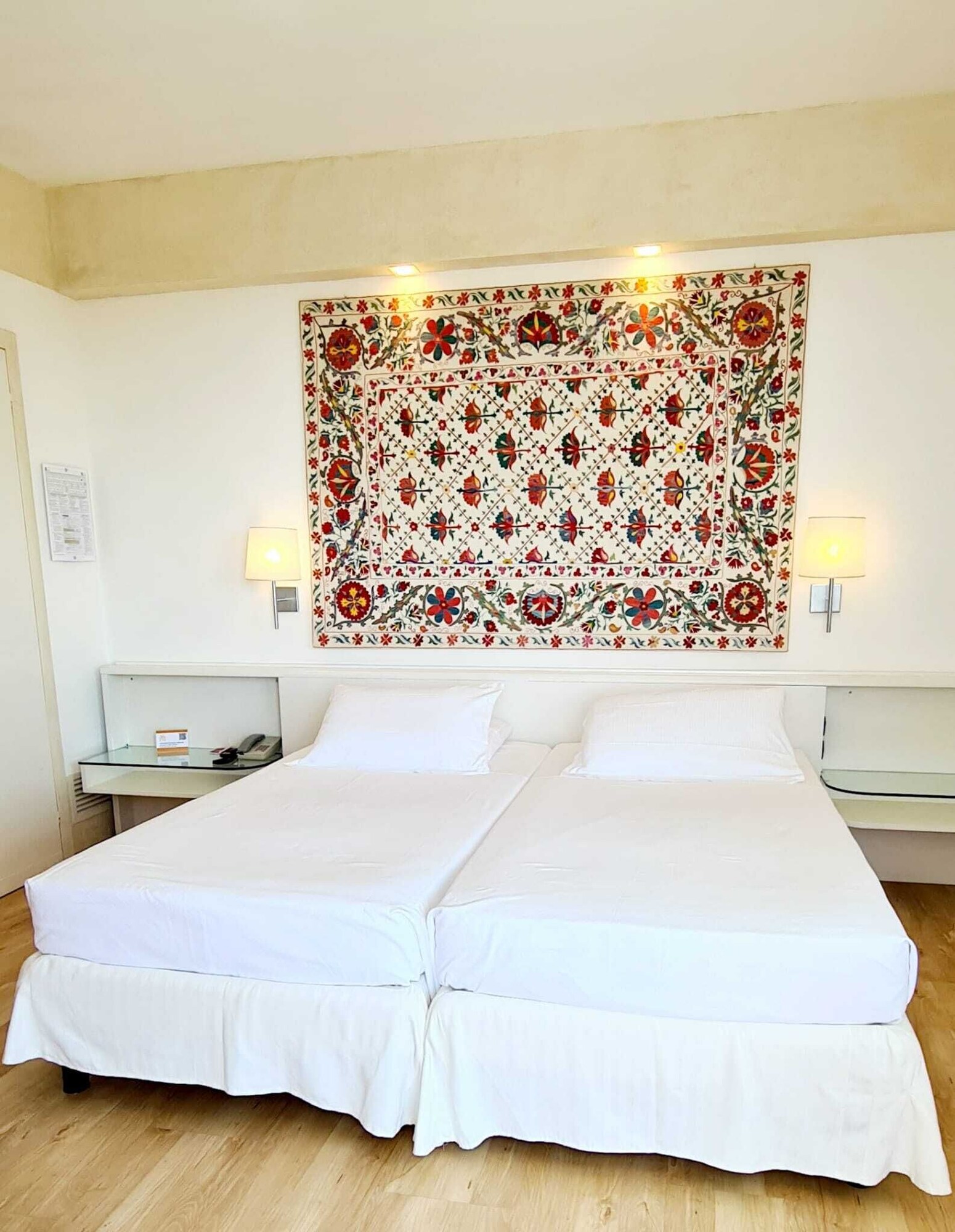 DELUXE, DOUBLE BED