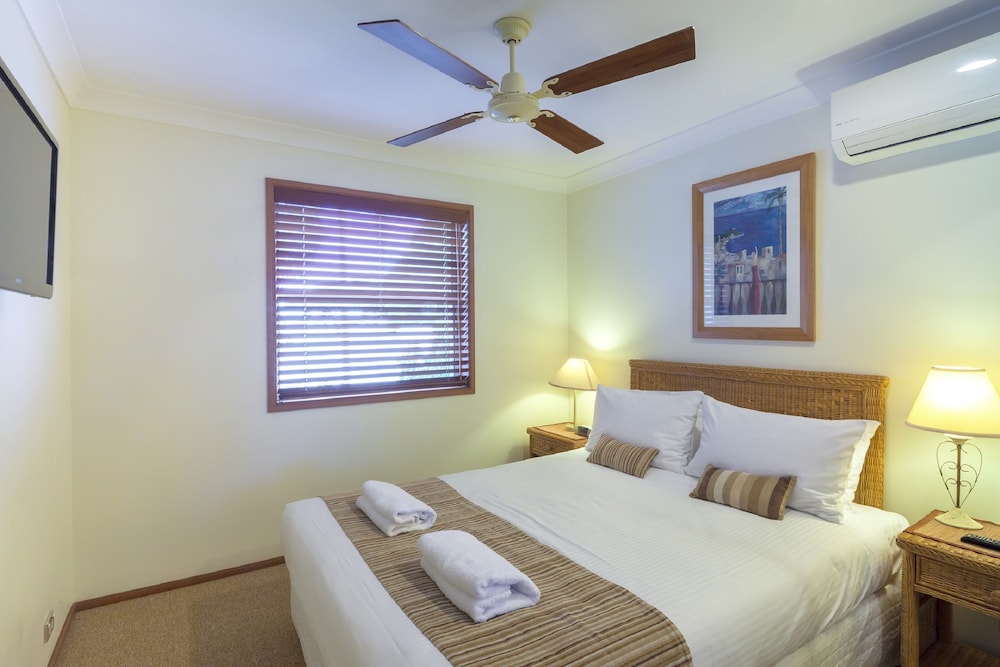 NOOSA ENTRANCE WATERFRONT RESORT 28/80