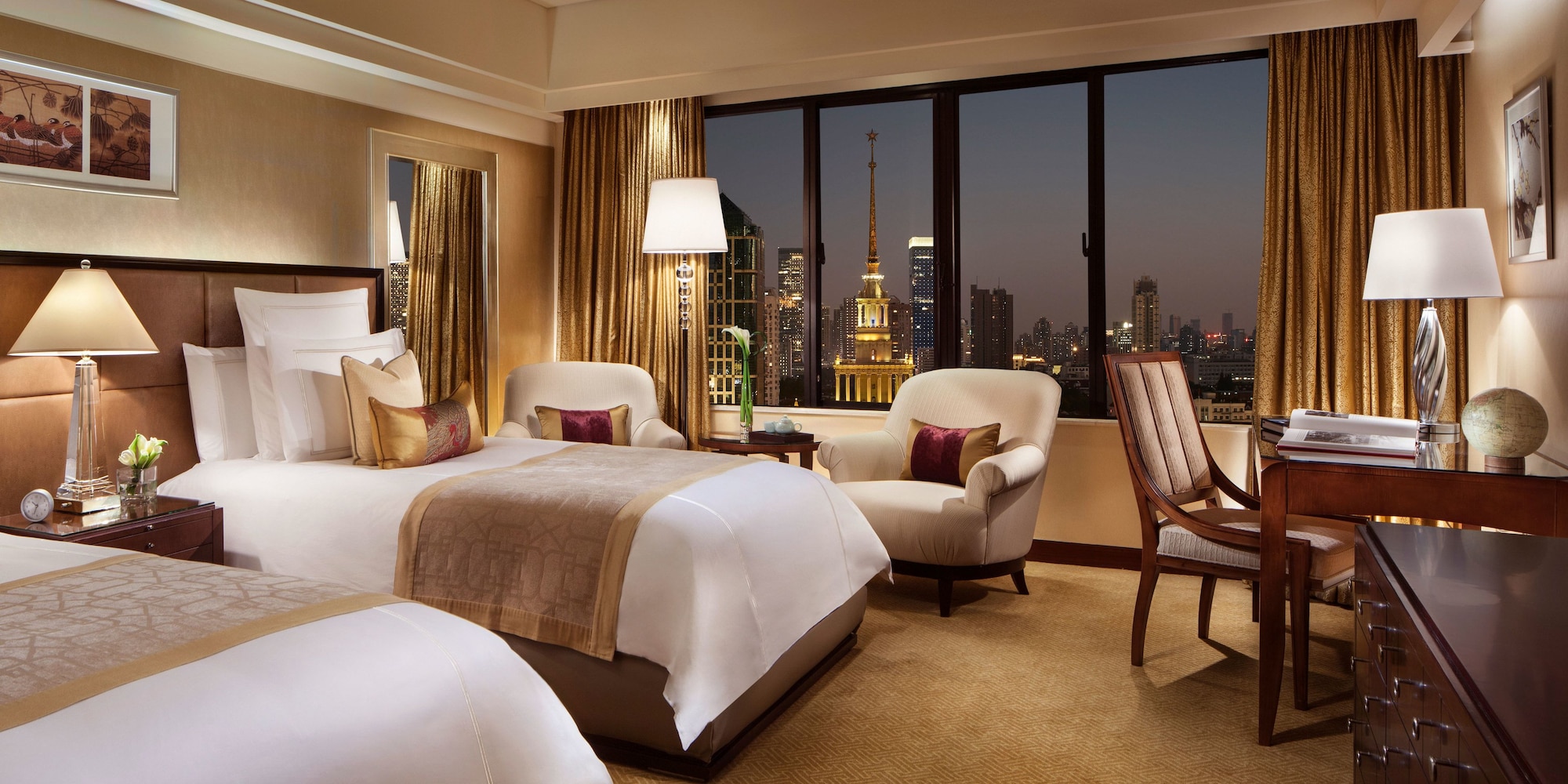 Deluxe, Twin Beds, Skyline View