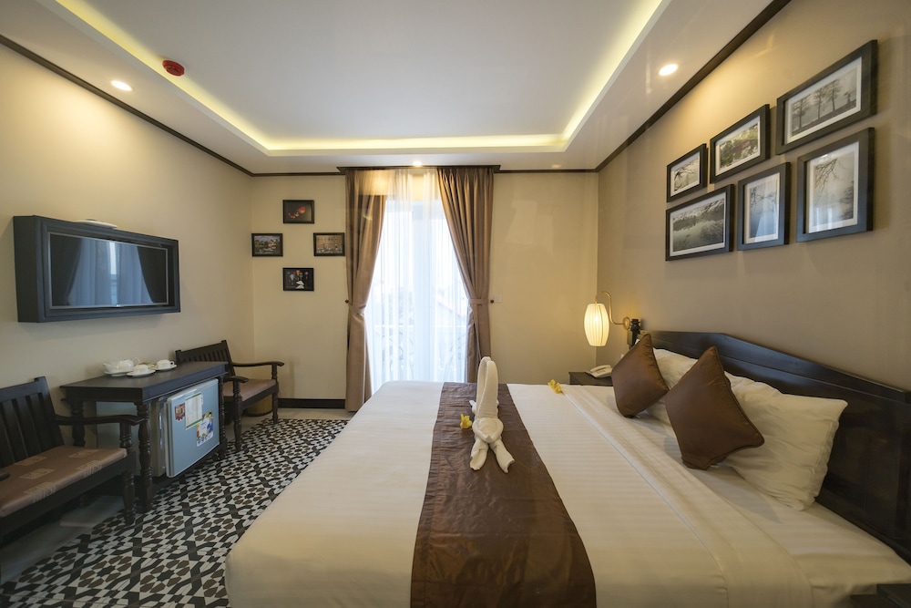 Golden Bell Backpacker Hotel and Pool Bar 48/59