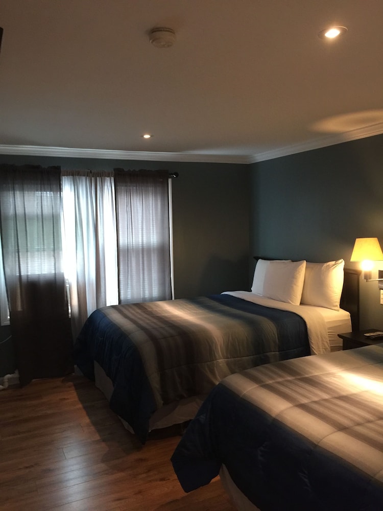 Jones Beach Hotel 13/46