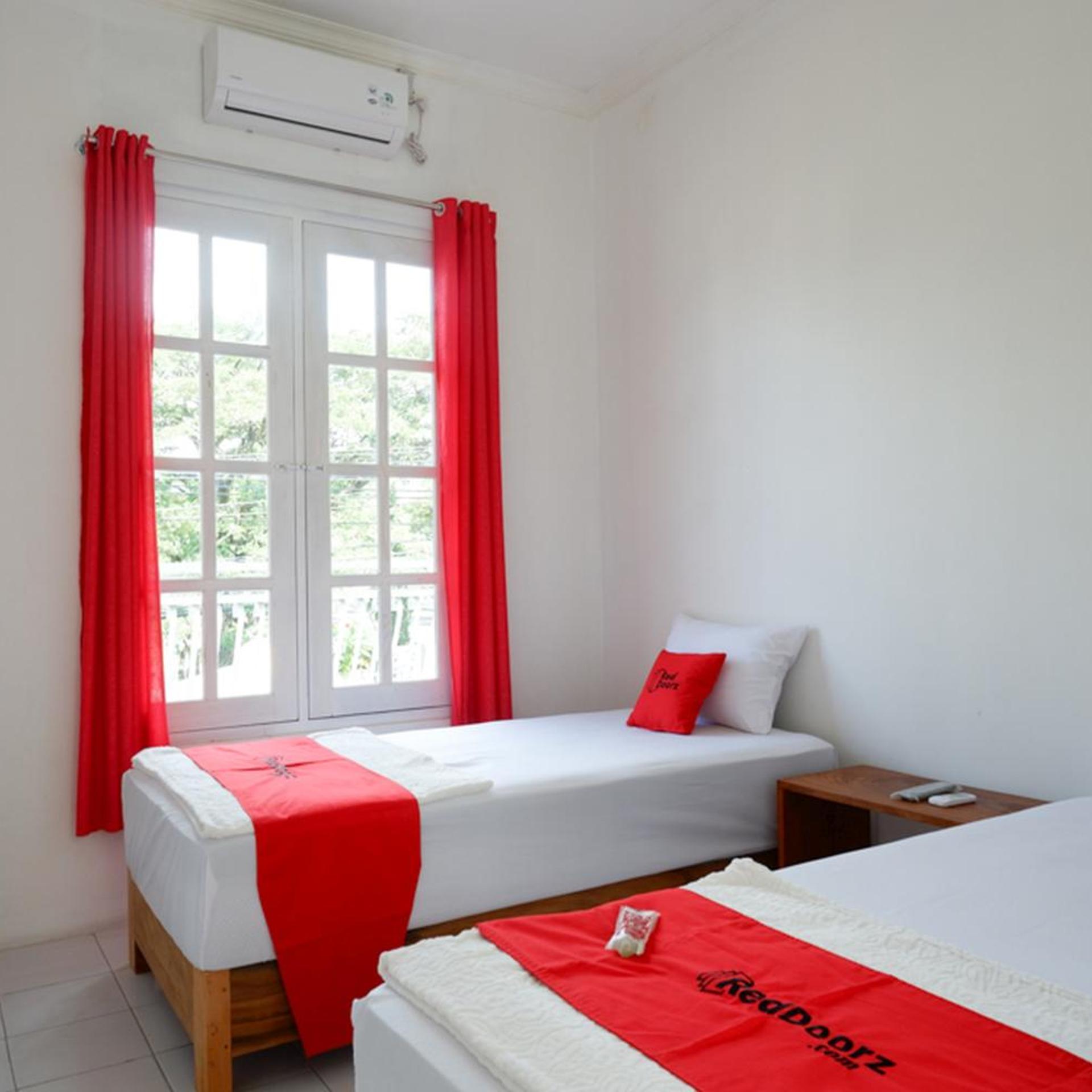 RedDoorz Plus near UMS Solo 21/50