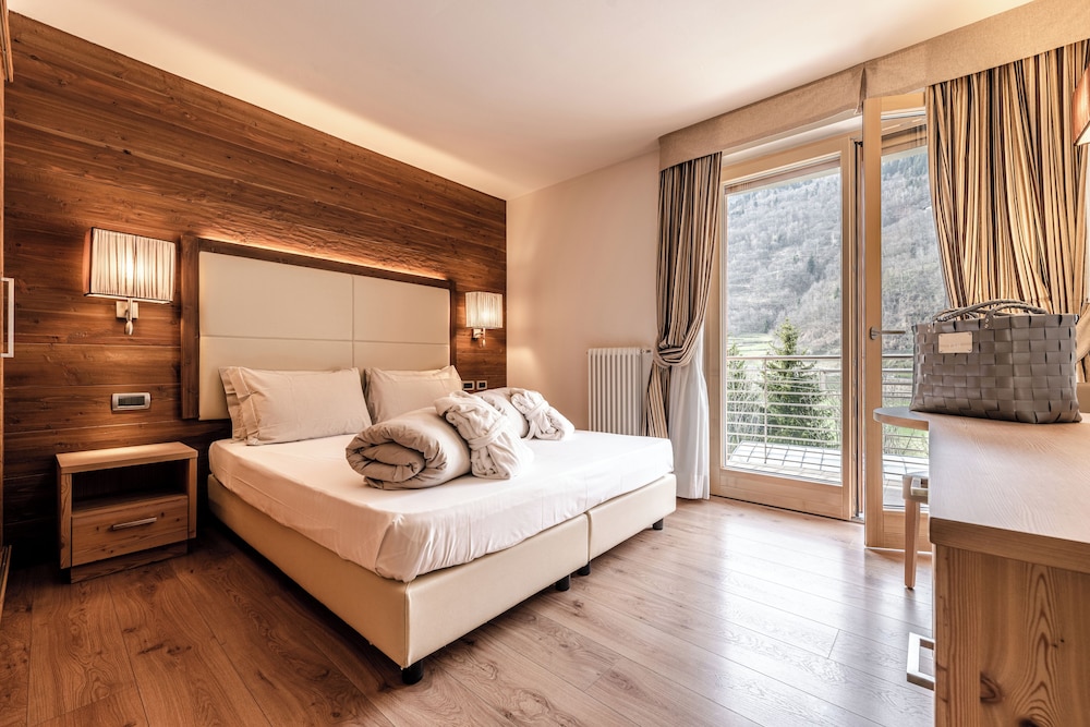 ROOM, BALCONY