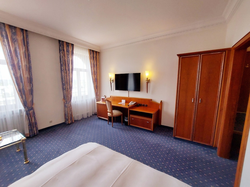 Bayerischer Hof Dresden 15/76