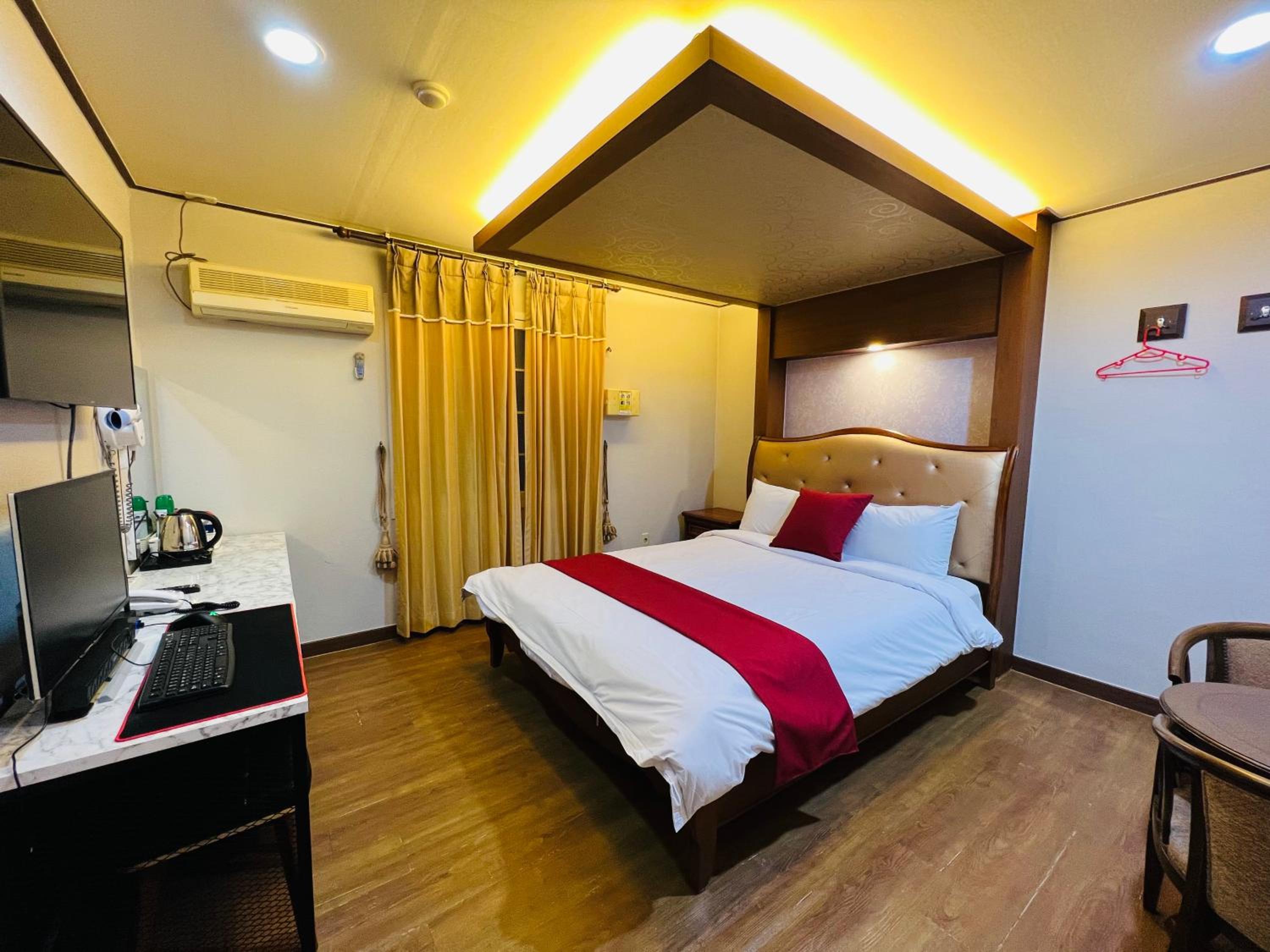 Sweet Hotel 7/47