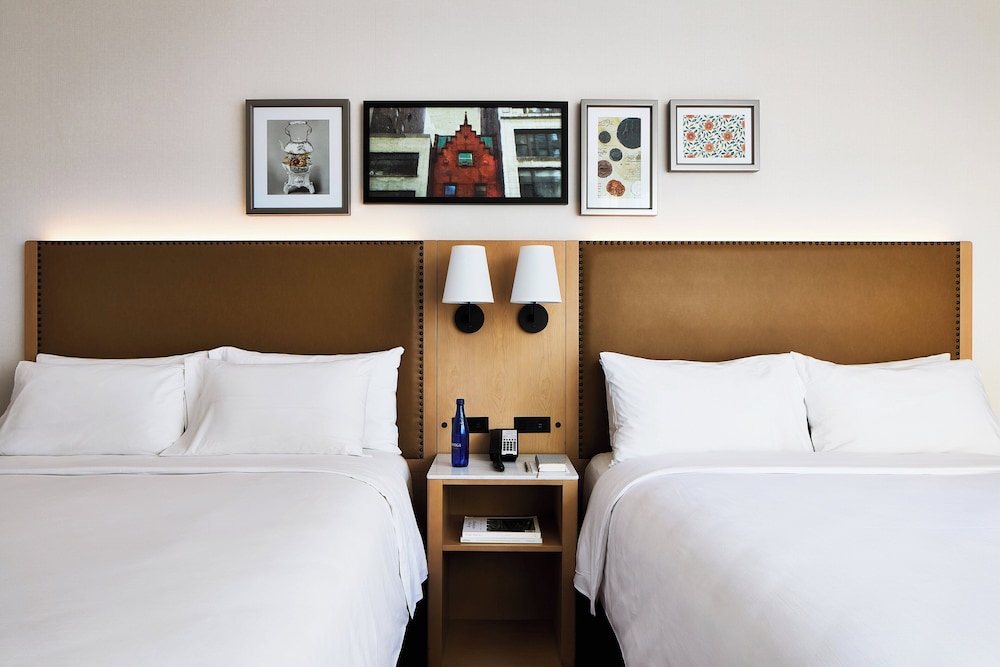 STANDARD, 2 QUEEN BEDS, CORNER