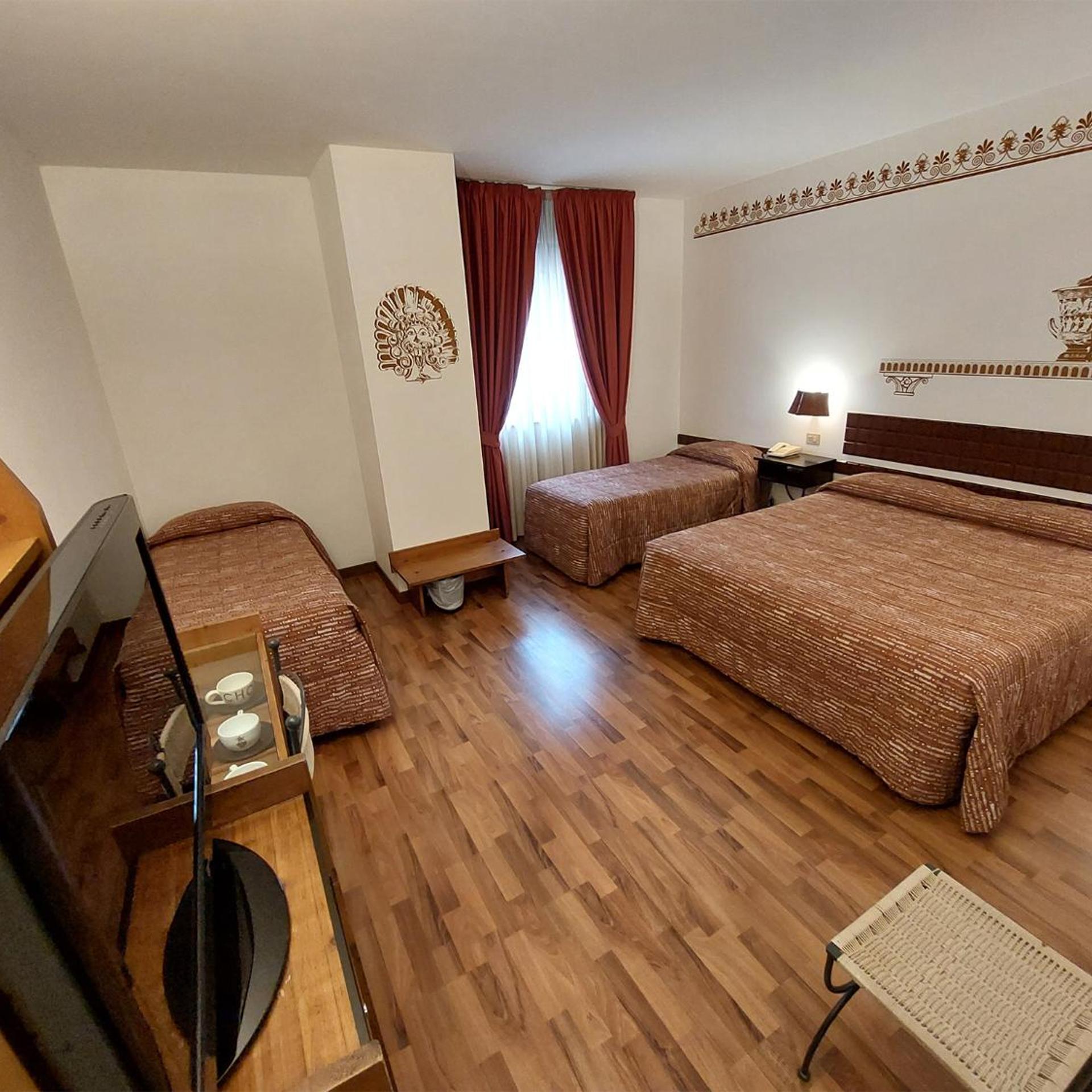 ROOM, QUADRUPLE