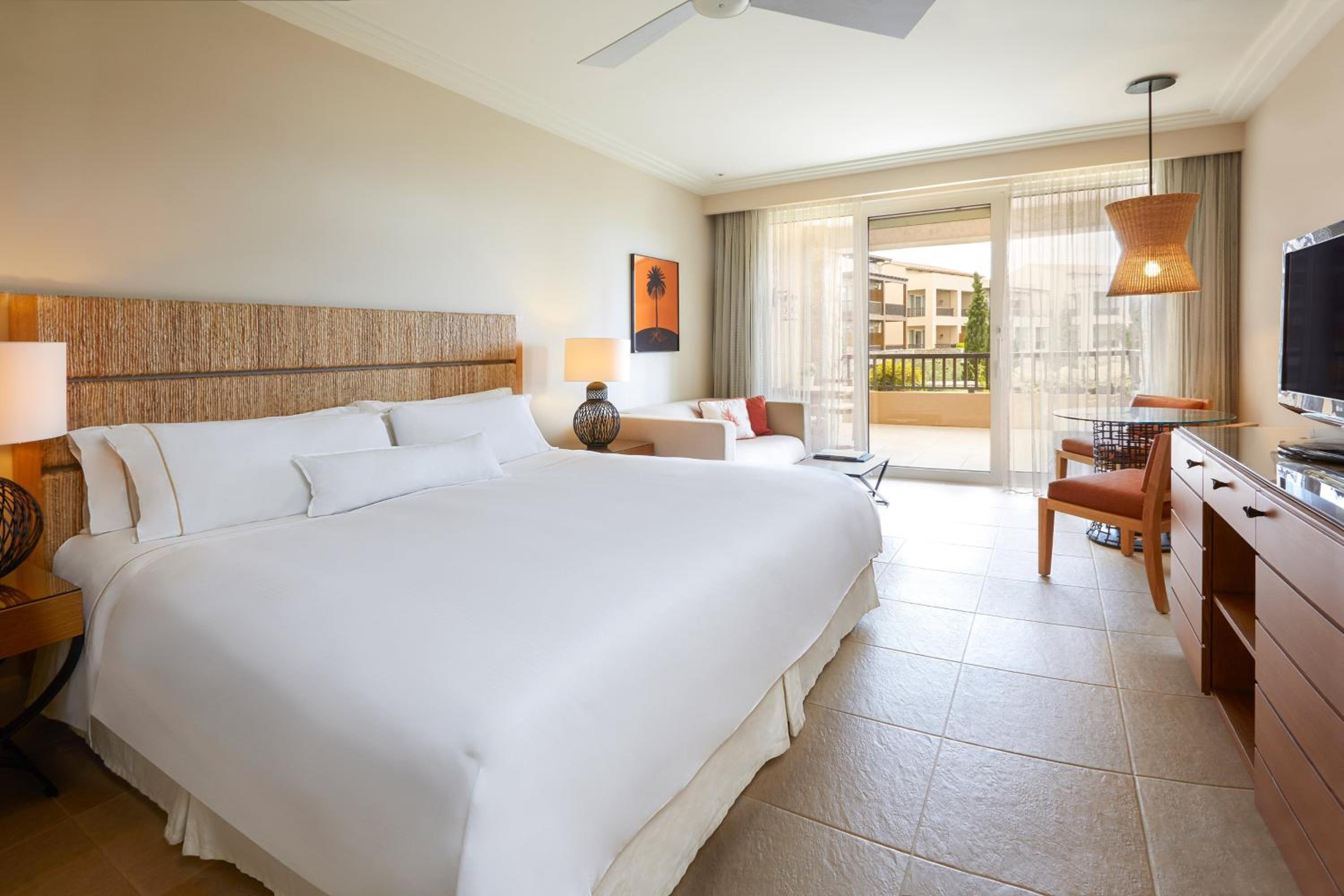غرفة ديلوكس بسرير كينج بإطلالة على الحديقة بشرفة مع أريكة، The Westin Resort, Costa Navarino 3/9