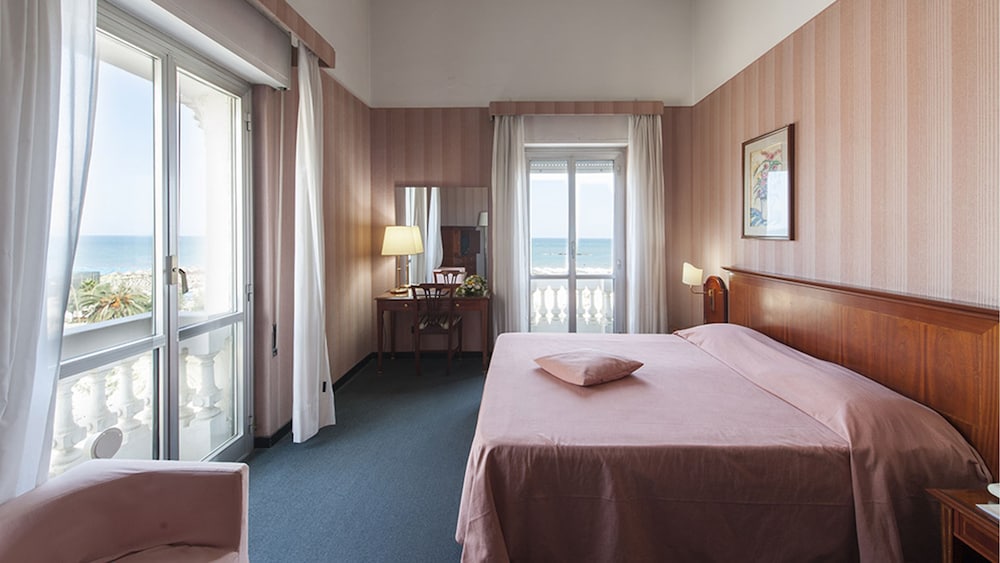 Esplanade Hotel 35/60