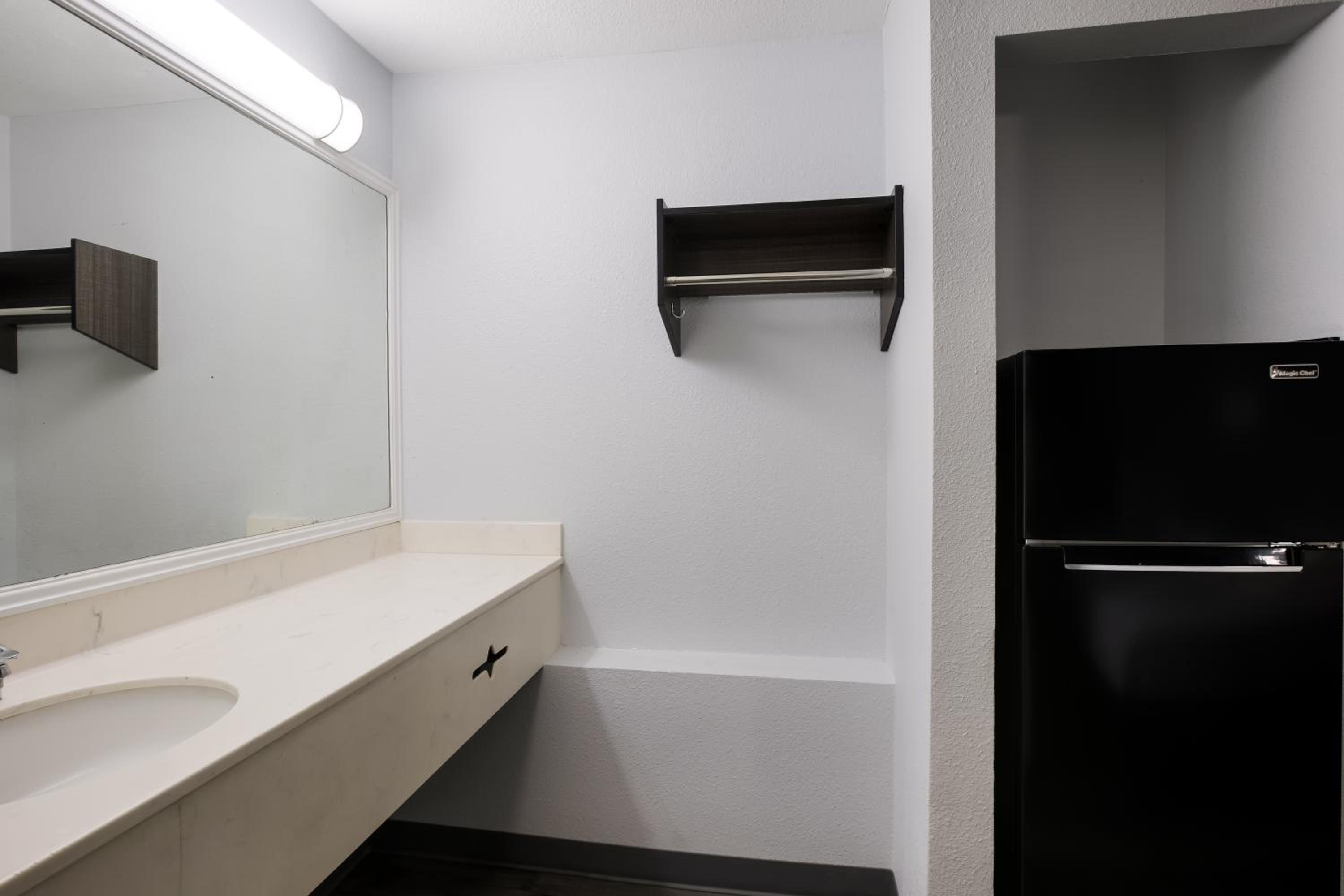 King Bed, Suburban Studios Hinesville - Fort Stewart Area 6/6