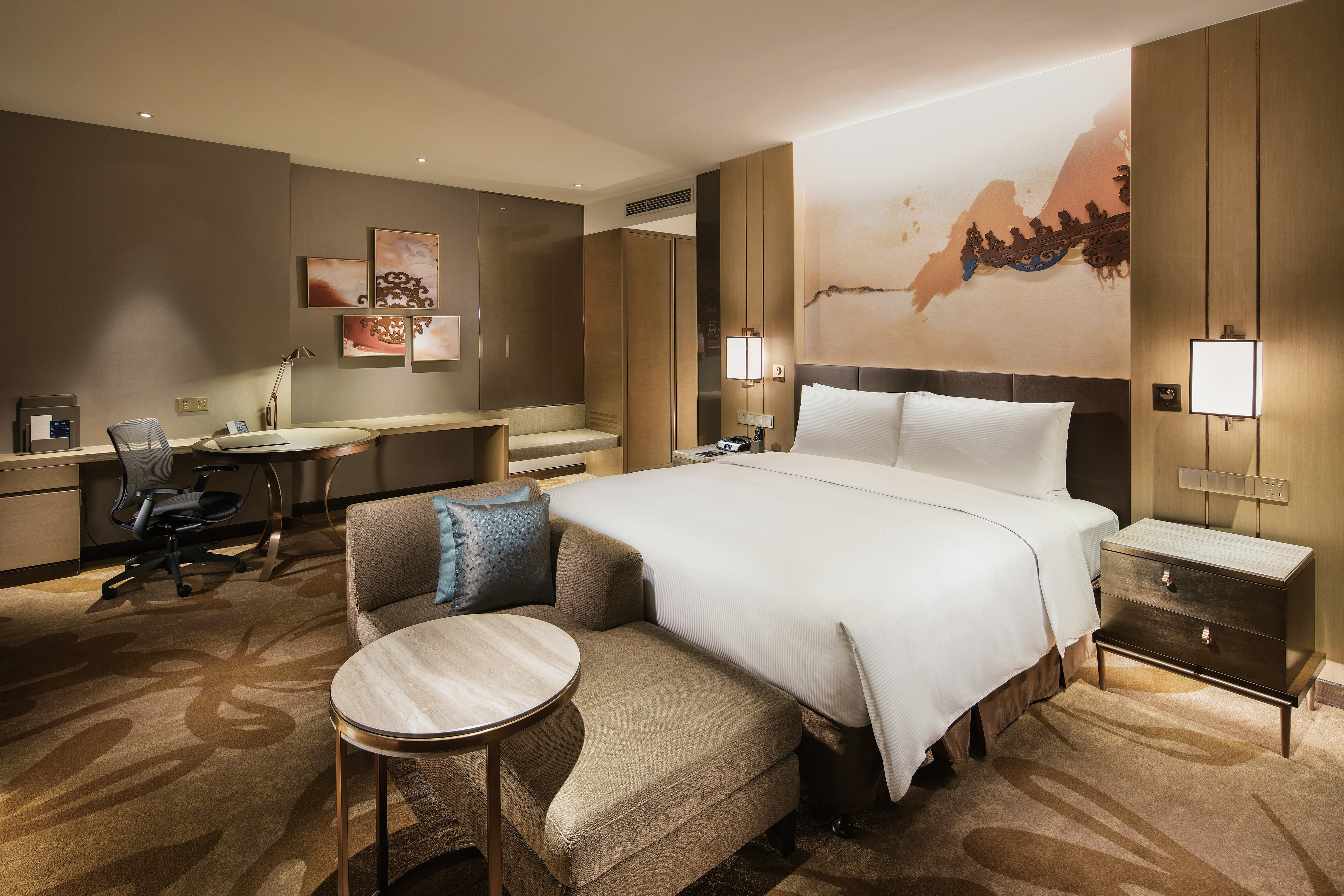 EXECUTIVE, KING BED