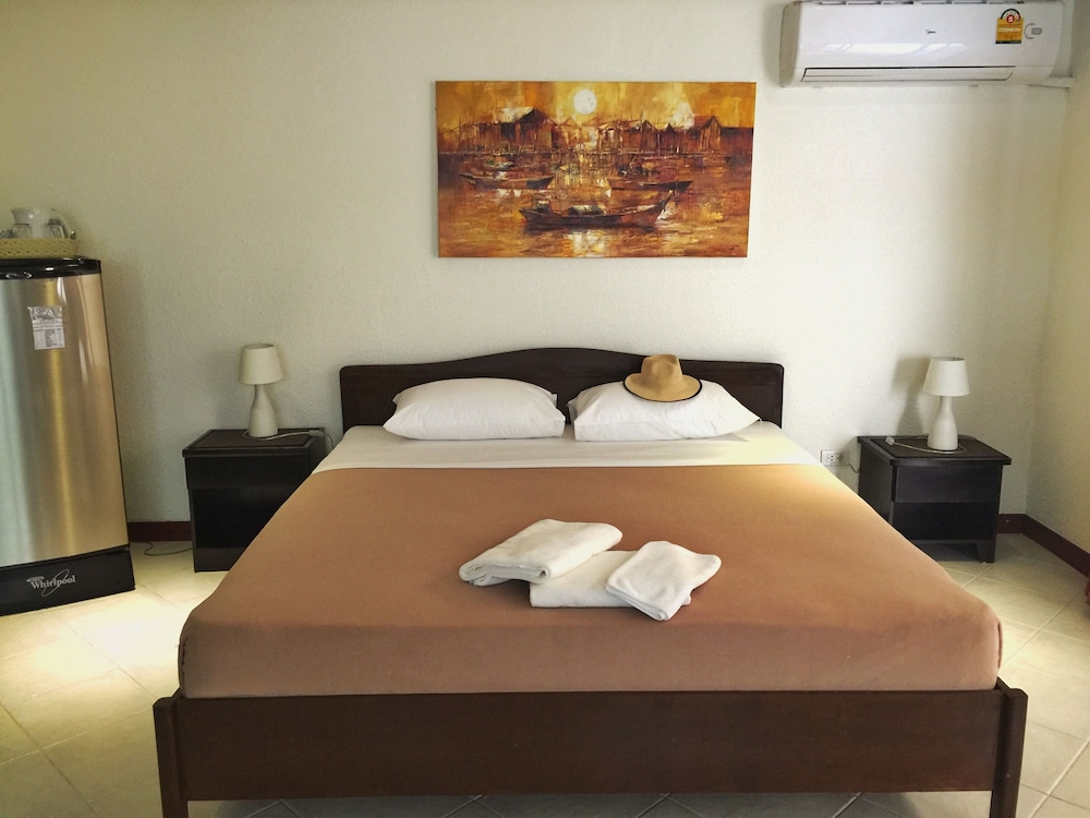 DELUXE, DOUBLE BED, POOL VIEW