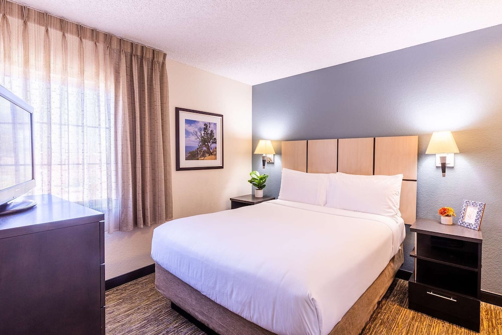Sonesta Simply Suites Denver West Federal Center 9/38