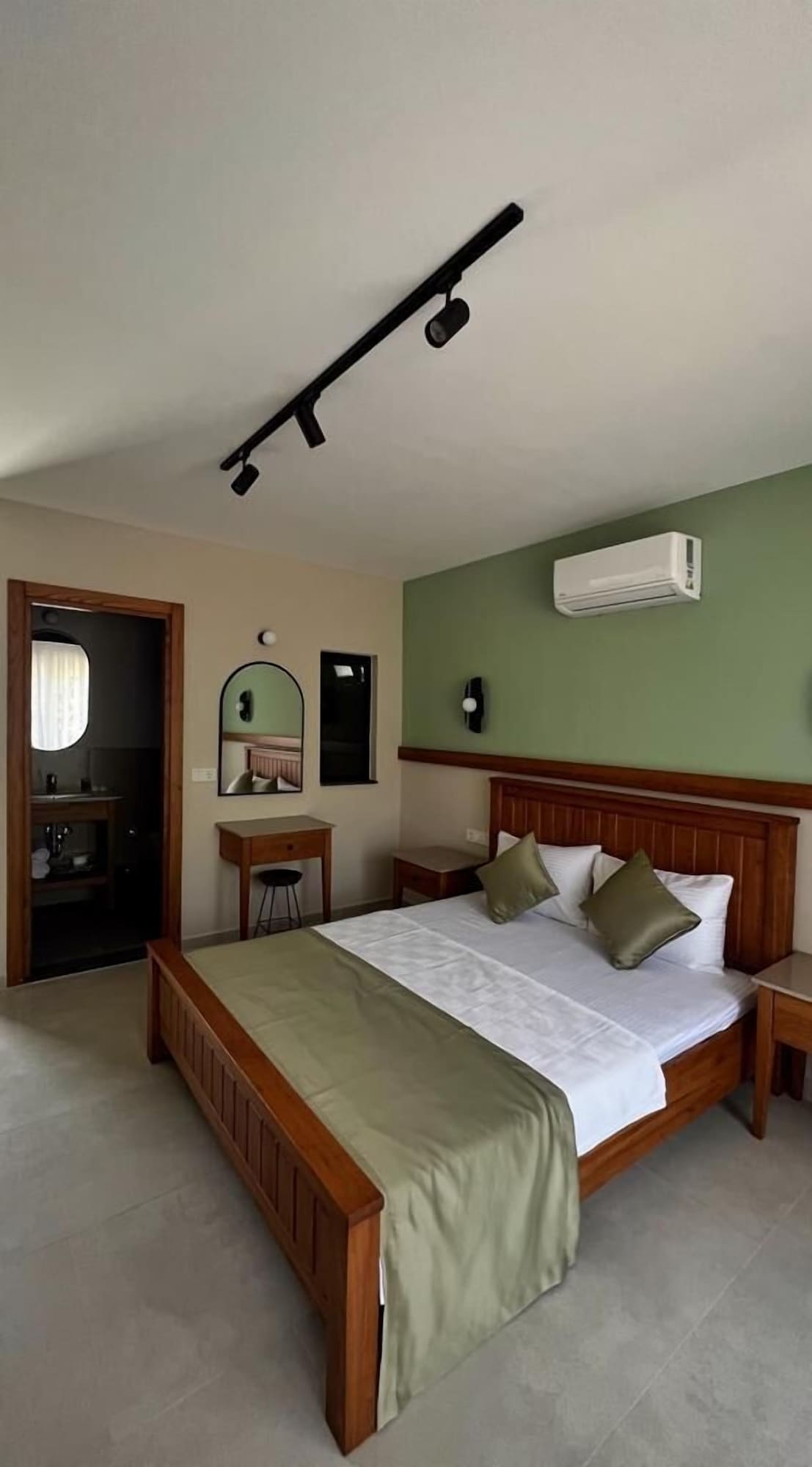 DELUXE, DOUBLE BED