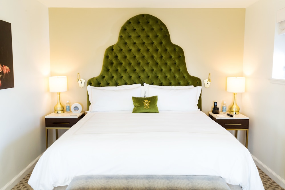 DELUXE, KING BED