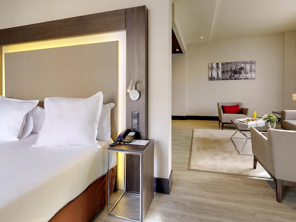 SUPERIOR, SUITE, KING BED, SOFA